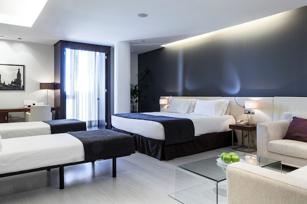 Habitació quàdruple bàsica | Cobrellits, minibar, caixa forta a l'habitació i escriptori