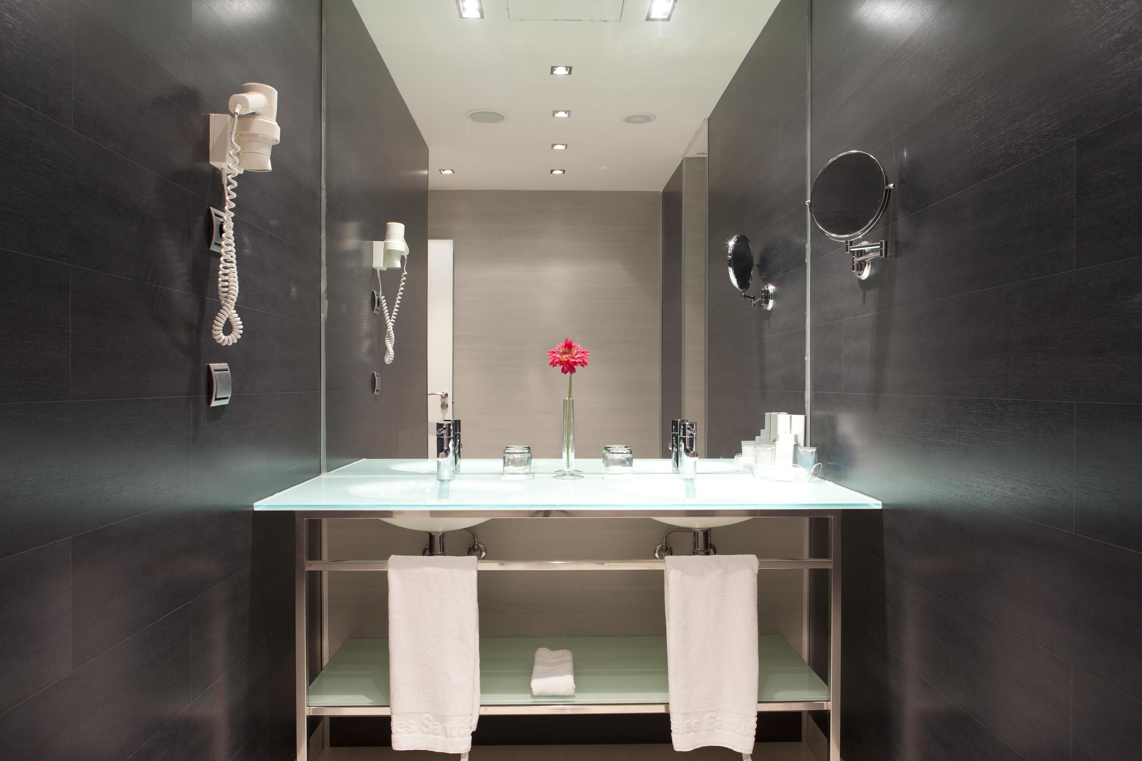 separate bathtub and shower, hair dryer, bidet, towels