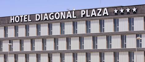 Un edificio con el letrero "HOTEL DIAGONAL PLAZA" y cinco estrellas.