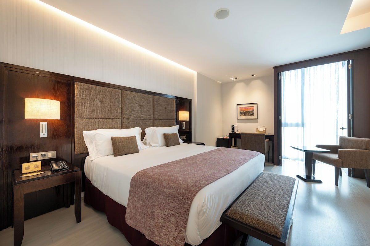 Down duvets, minibar, in-room safe, desk