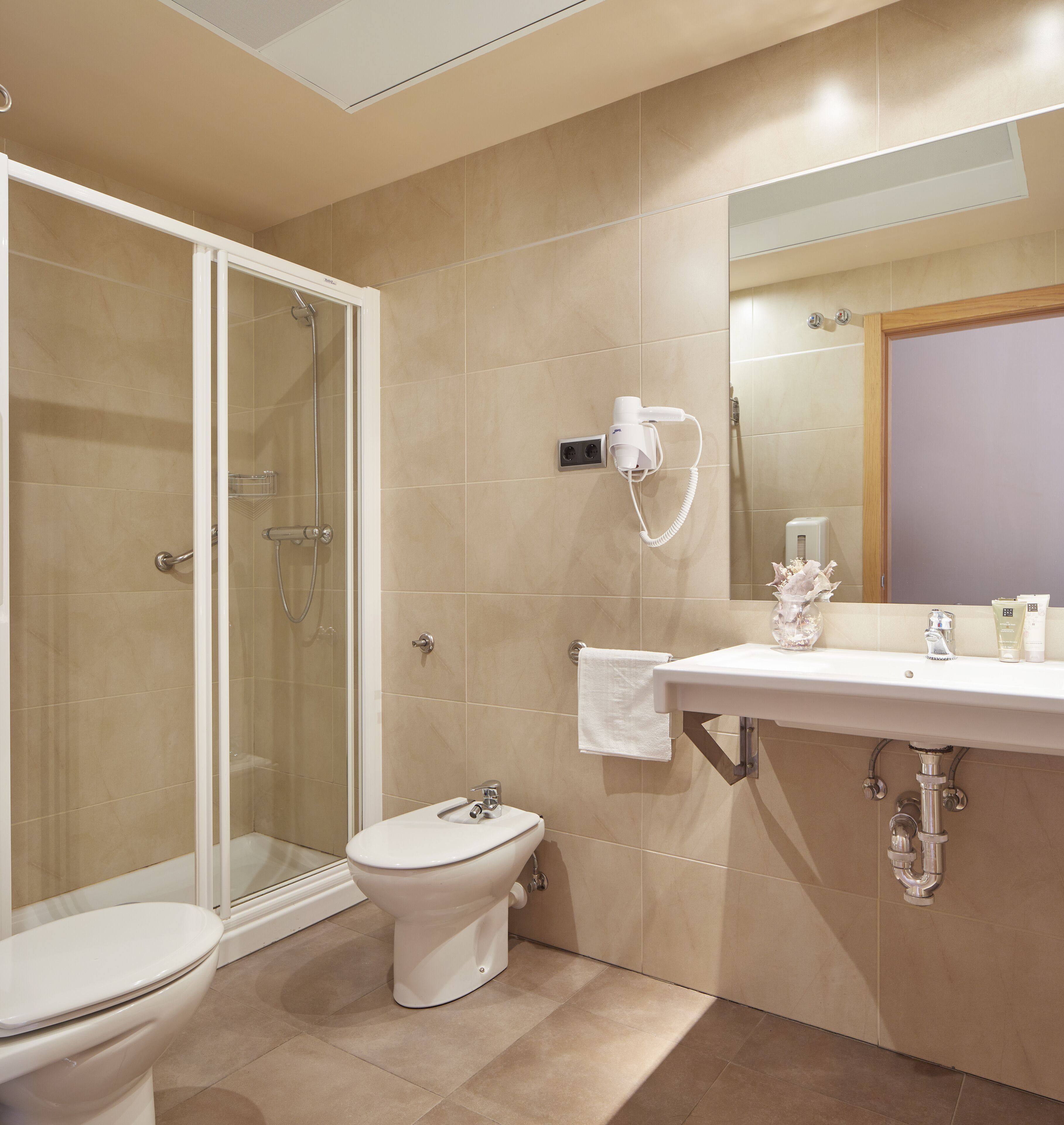 ฝักบัว, ของใช้ในห้องน้ำฟรี, ไดร์เป่าผม, โถสุขภัณฑ์แบบบิเดท์