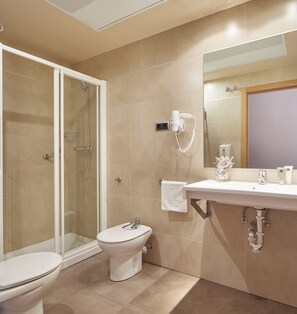 Shower, free toiletries, hair dryer, bidet