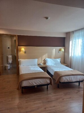 Junior Room | Desk, laptop workspace, free WiFi - IRAIPE SANTUARIO DE ARANTZAZU HOTEL (Oñati)