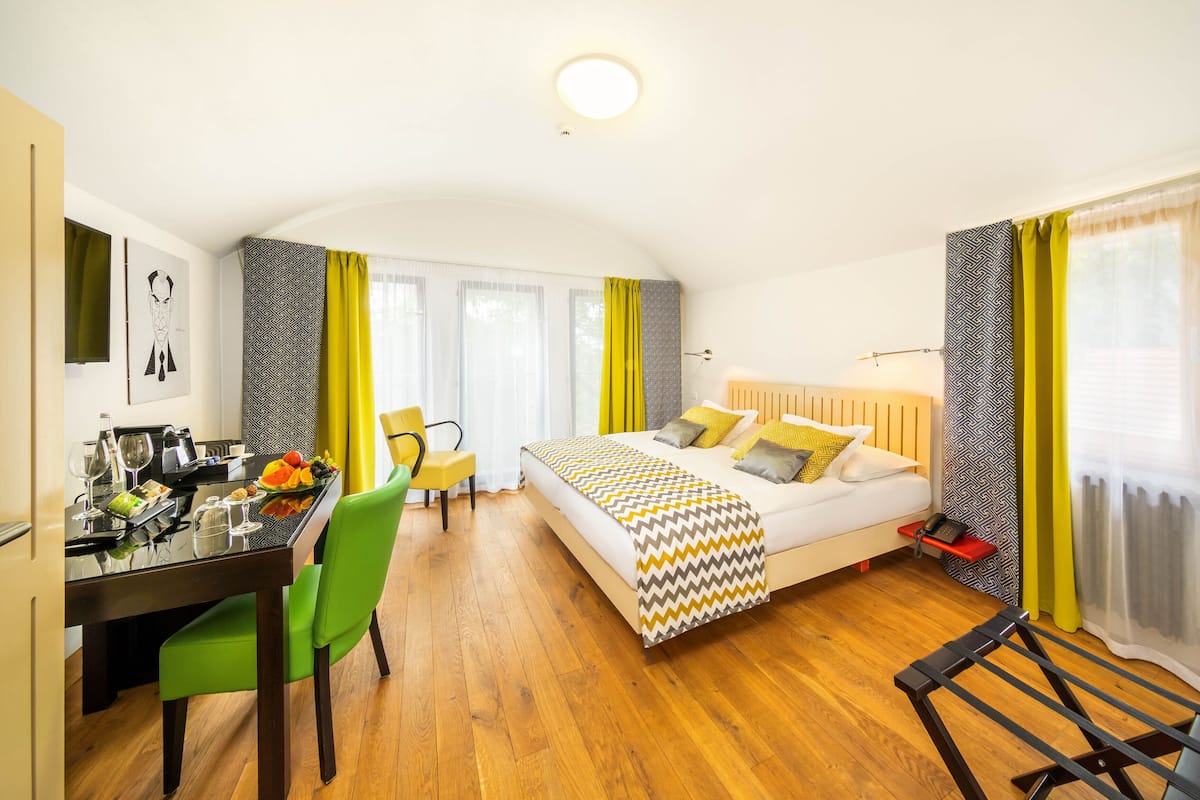 Deluxe tweepersoonskamer | 1 slaapkamer, Select Comfort-bedden, een minibar, een kluis op de kamer