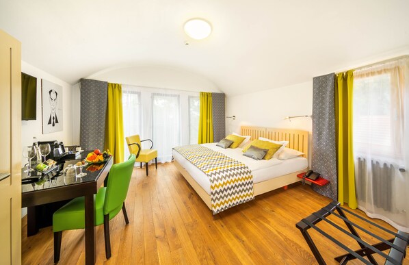 Deluxe Double Room | Select Comfort beds, minibar, in-room safe, laptop workspace