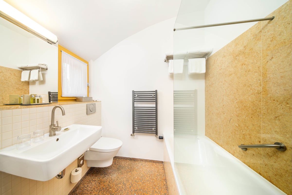 bathtub, spring water bathtub, free toiletries, hair dryer