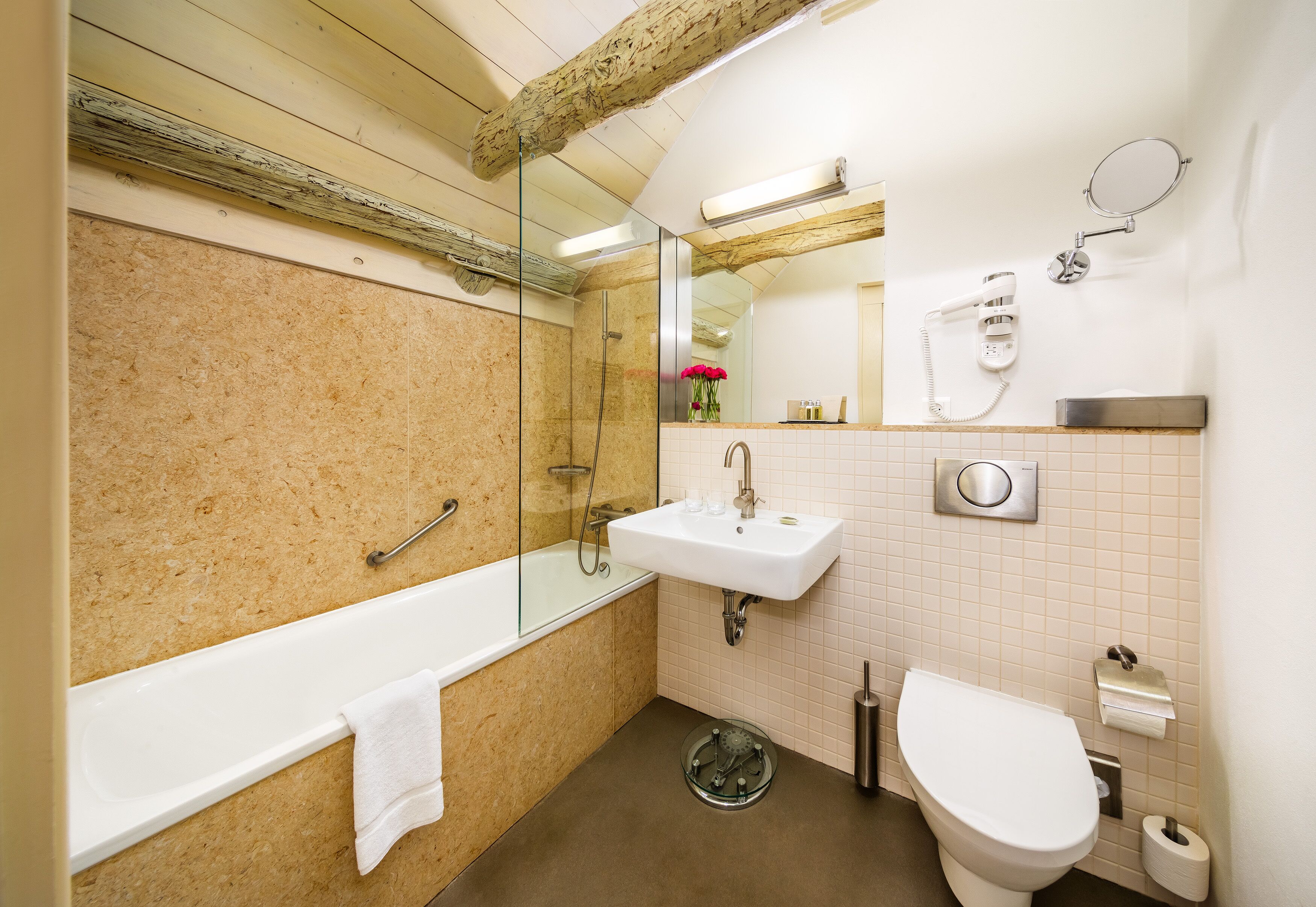 bathtub, spring water bathtub, free toiletries, hair dryer