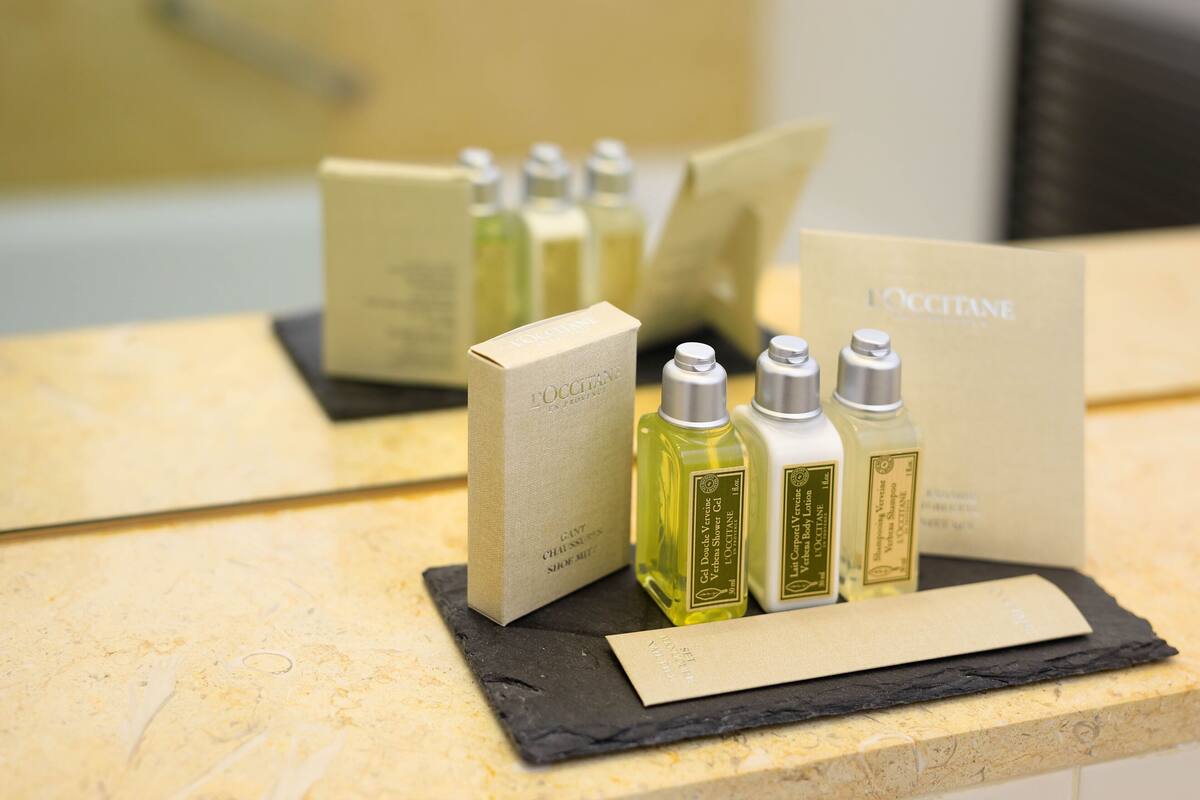 bathtub, spring water bathtub, free toiletries, hair dryer