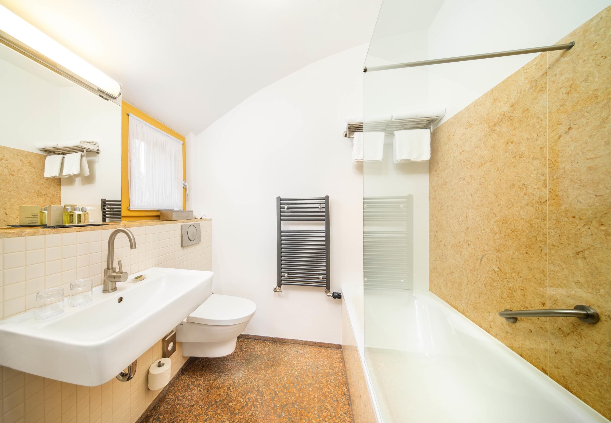 Ein modernes Badezimmer mit Waschbecken, Toilette und einer Duschkabine.