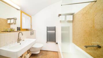 Ein modernes Badezimmer mit Waschbecken, Toilette und einer Duschkabine.