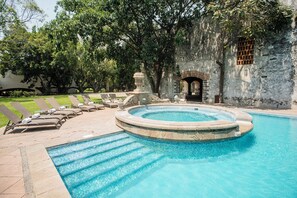 A swimming pool with lounge chairs and a stone fountain. - Fiesta Americana Hacienda San Antonio el Puente Resort & Spa (Xochitepec)