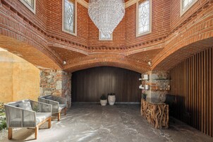 Couples treatment rooms, sauna, steam room, facials, massages