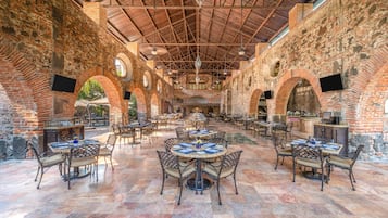 Se sirven desayunos, comidas y cenas con vista al jardín