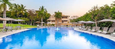 2 piscinas al aire libre, sombrillas, sillones reclinables de piscina