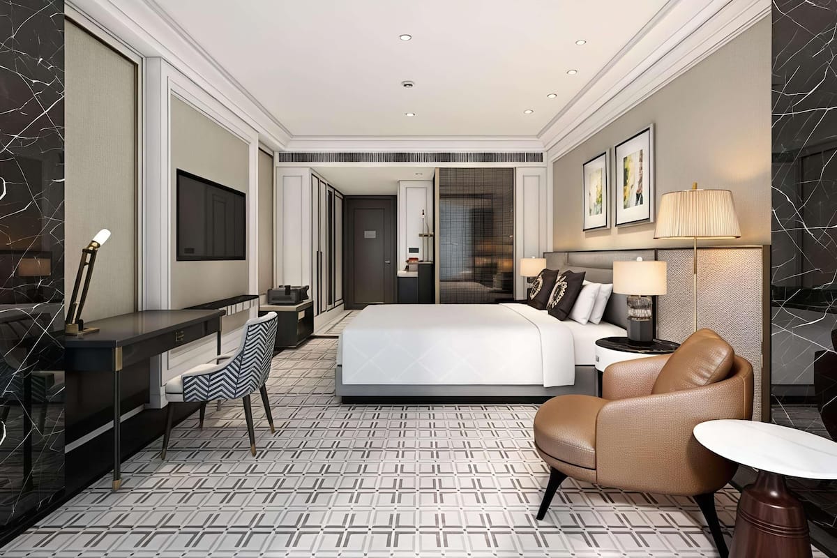 Premium bedding, down comforters, minibar, in-room safe