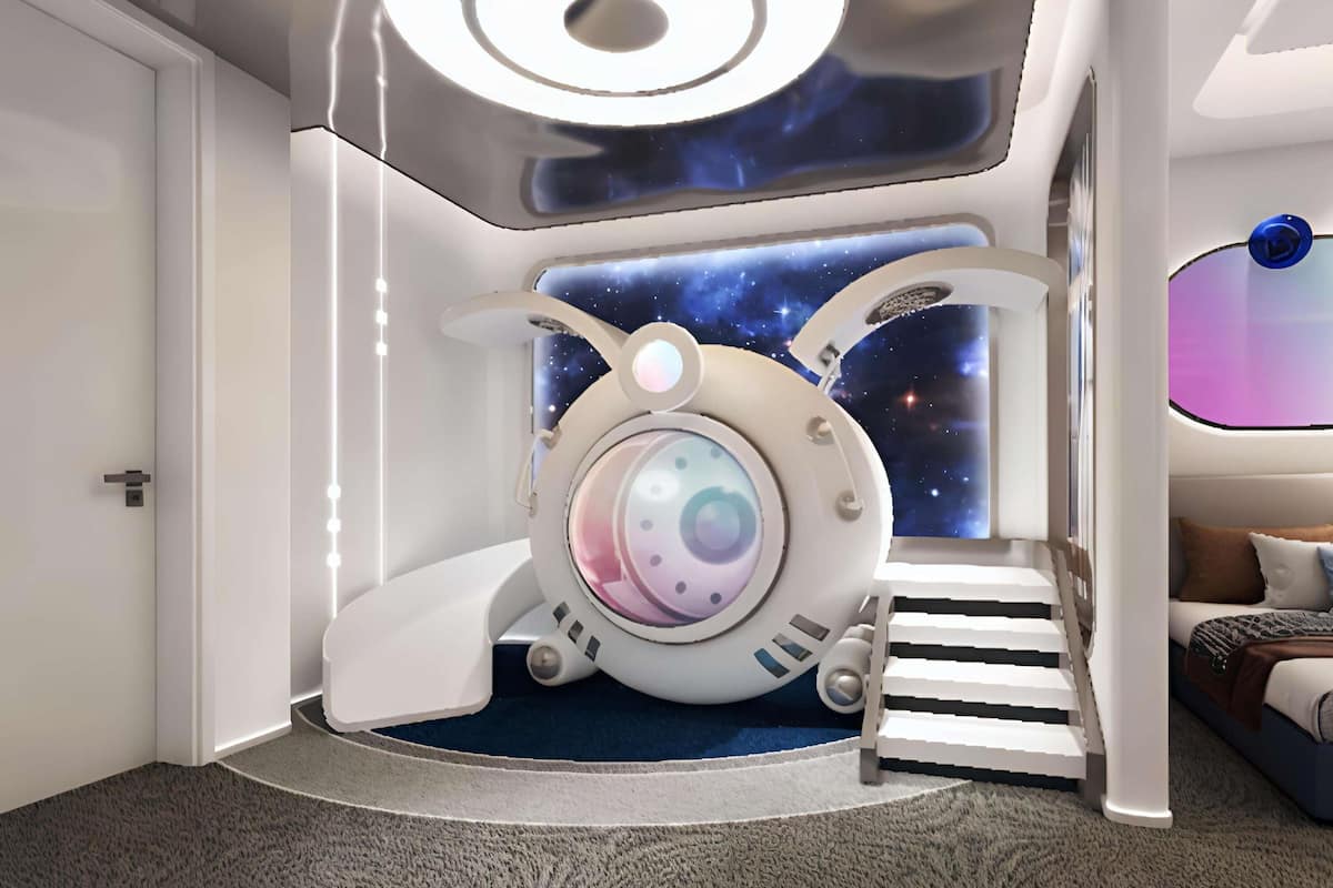 أغطية فراش متميزة وألحفة محشوة بالريش وميني بار وخزنة داخل الغرفة