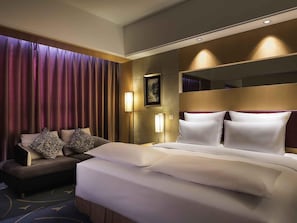 Phòng Deluxe, 1 giường cỡ king, quyền sử dụng Club Lounge (Executive, High Floor) | Bộ đồ giường cao cấp, chăn bông, nệm có lớp đệm bông, minibar