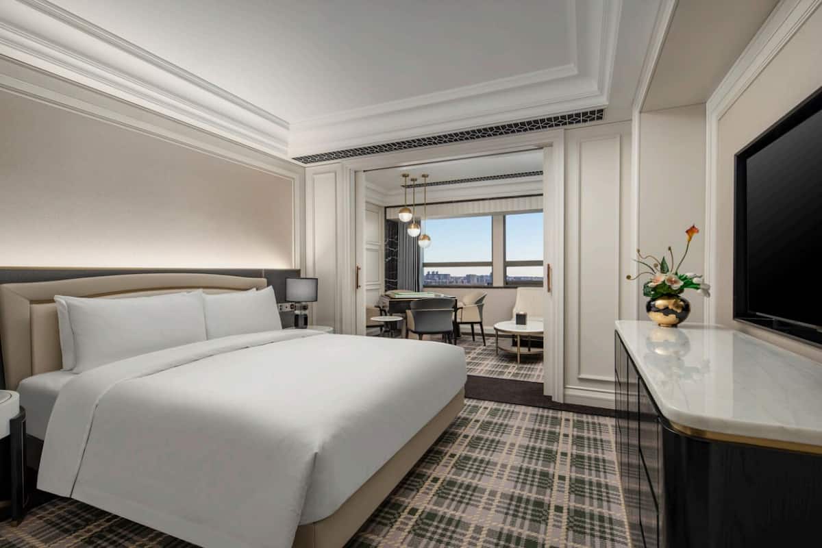 Premium Deluxe Room, 1 King Size Bed, 1 Chess Table, High Floor | Premium bedding, down comforters, in-room safe, blackout drapes