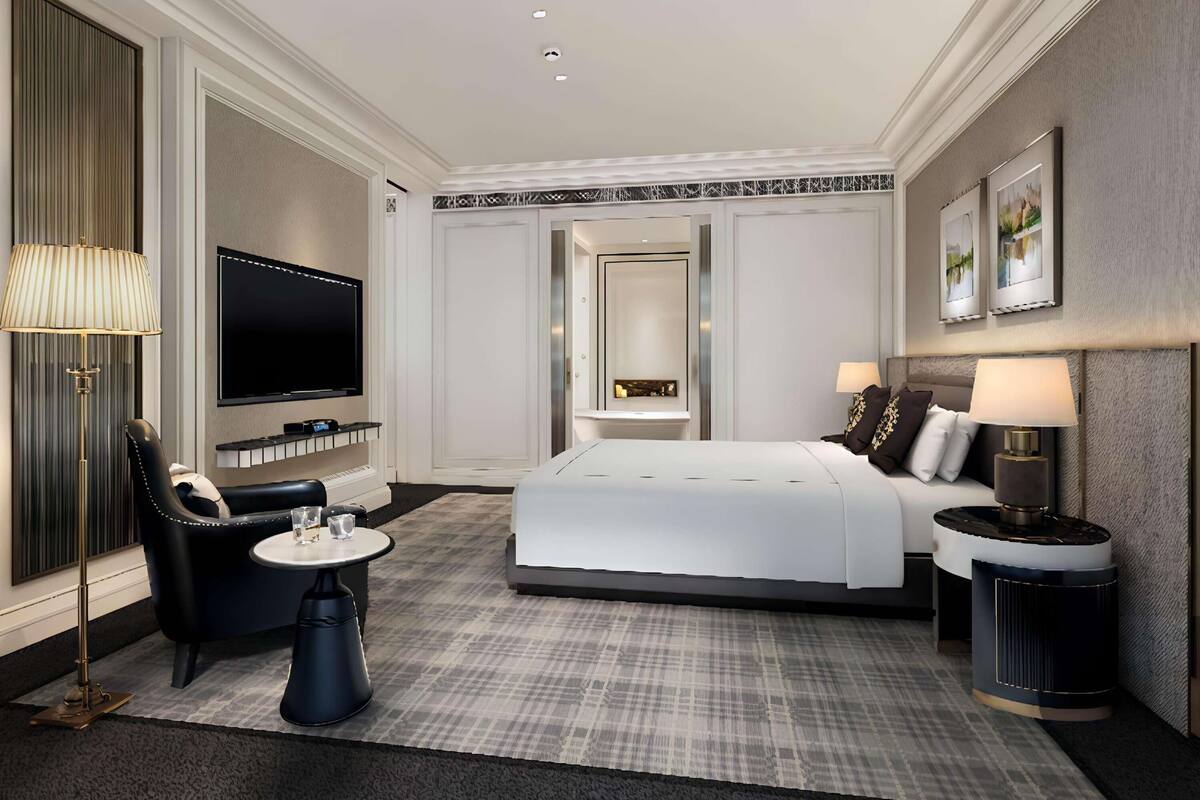 Deluxe Suite, Lounge Acess, 1 King Size Bedroom and 1 Living Room, High Floor | Premium bedding, down duvets, minibar, in-room safe