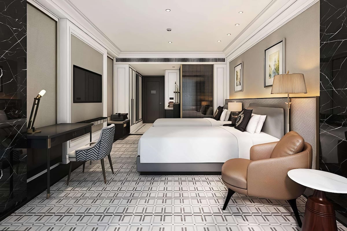 Premium bedding, down comforters, minibar, in-room safe