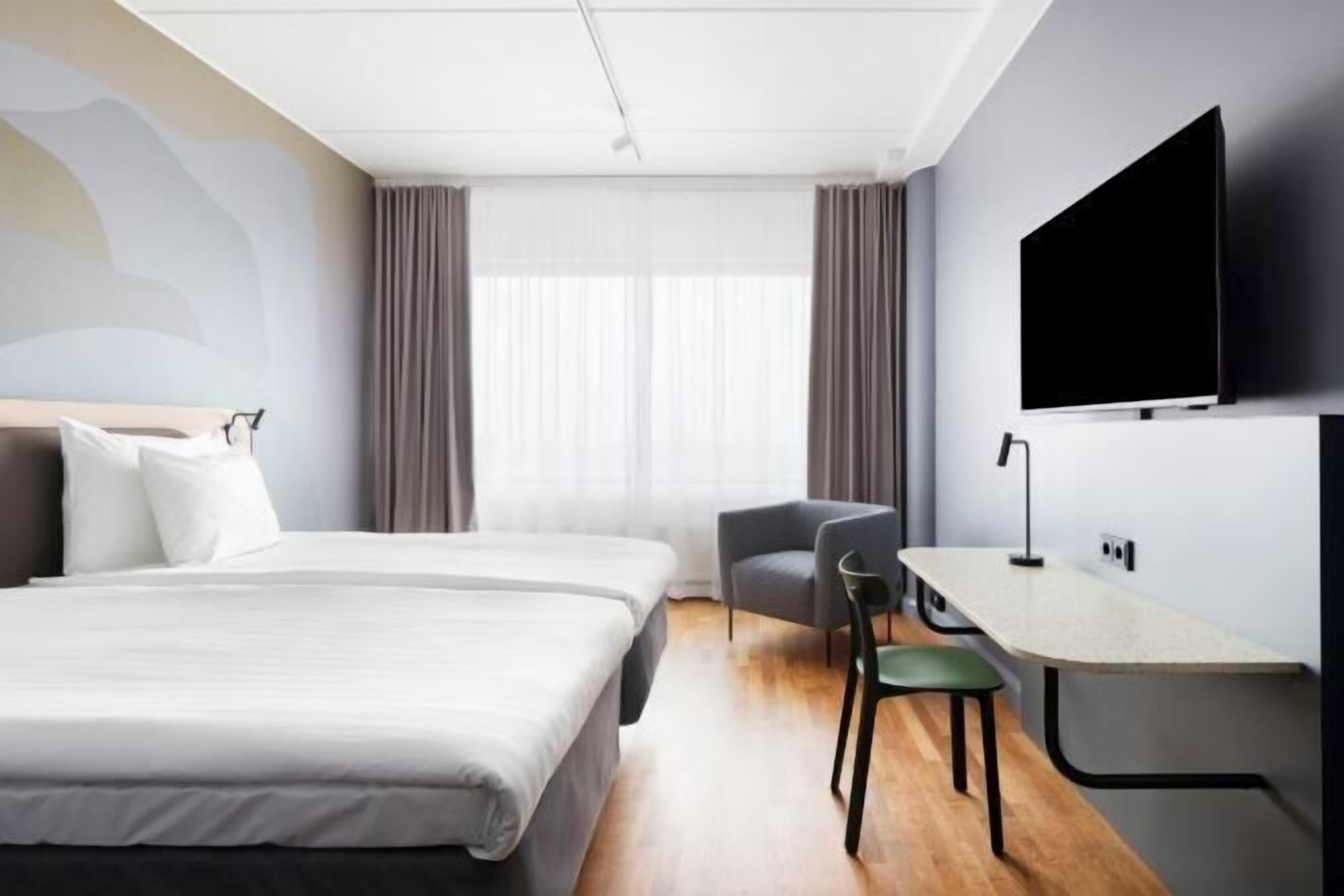 Minibaari, tallelokero huoneessa, työpöytä