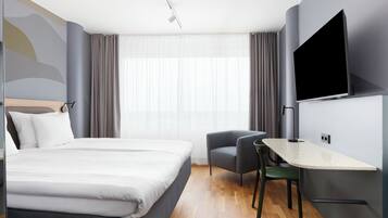 Habitación estándar, 1 cama de matrimonio grande | Minibar, caja fuerte, escritorio y espacio para trabajar con un portátil