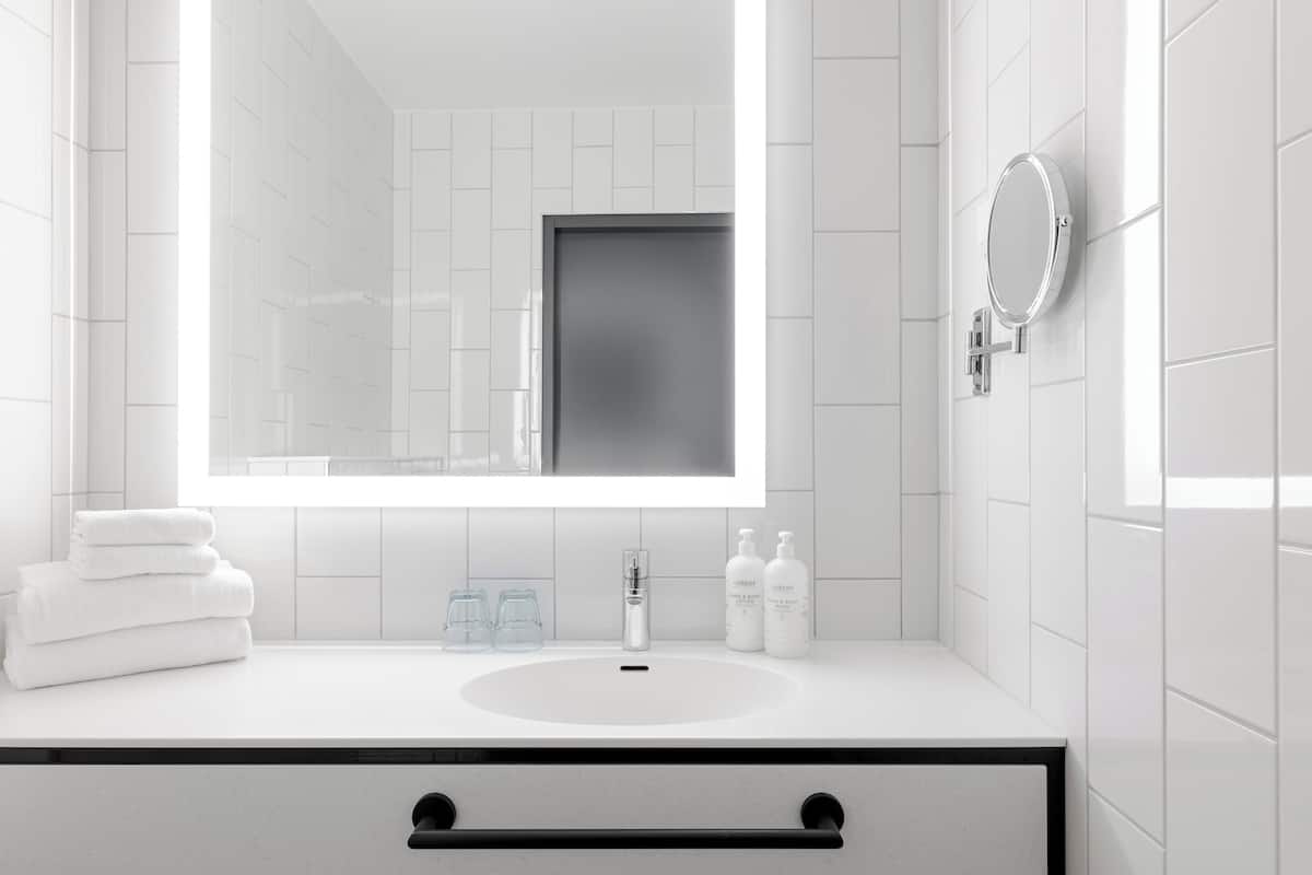 suite | bathroom | free toiletries, hair dryer, bidet, towels