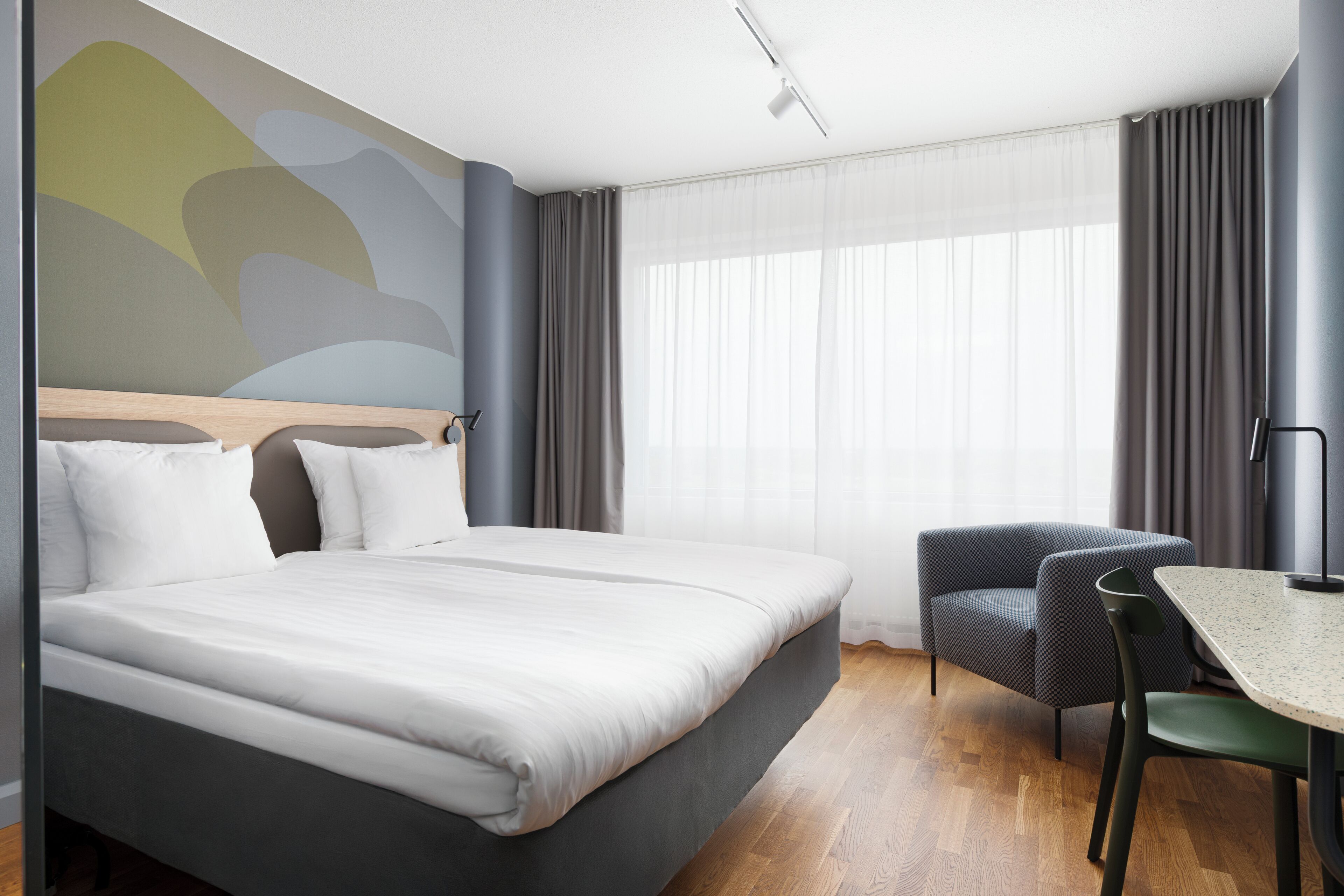 Habitación estándar, 1 cama de matrimonio grande | Minibar, caja fuerte, escritorio y espacio para trabajar con un portátil