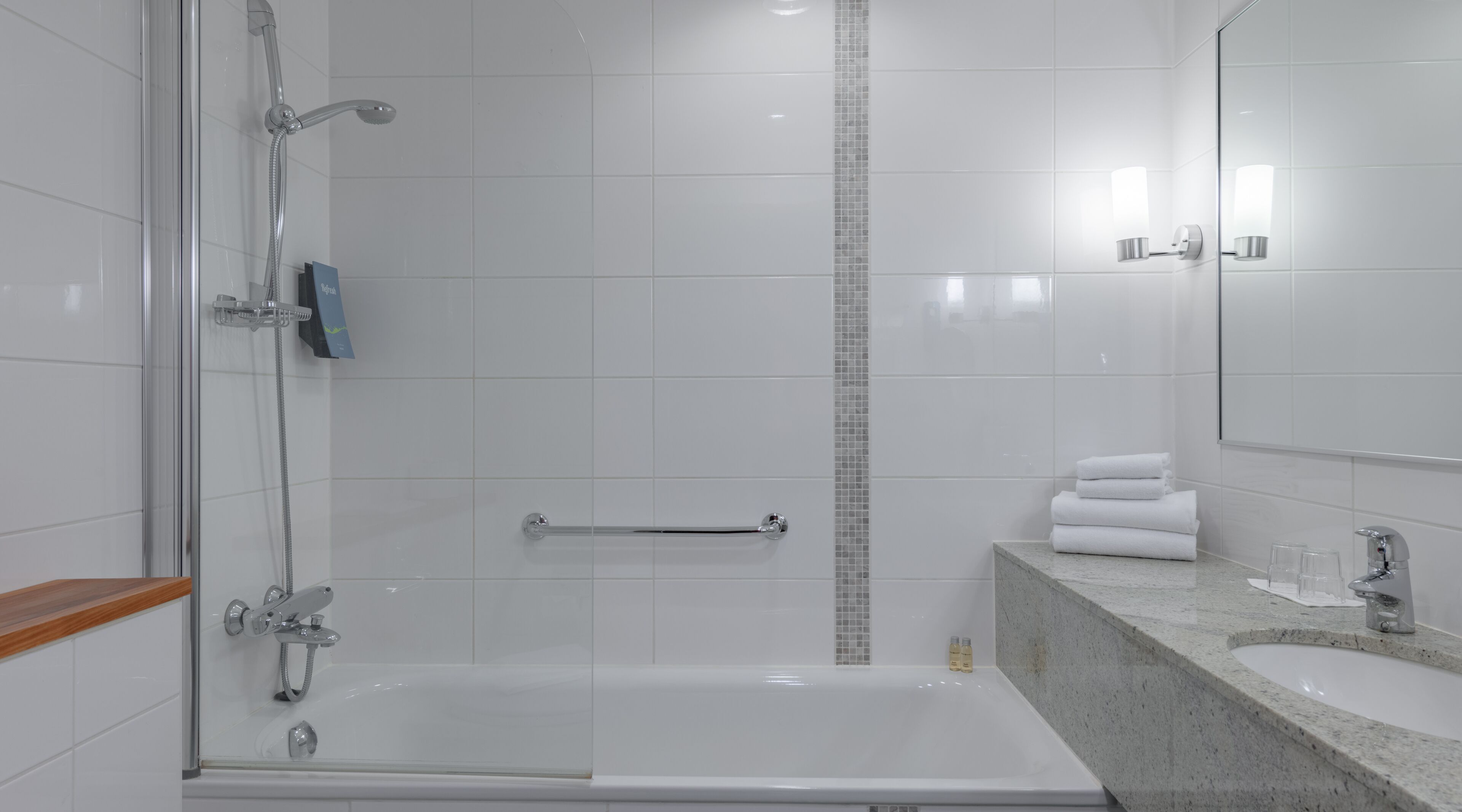 Une salle de bain moderne avec une douche à parois de verre, une baignoire, un meuble-lavabo et un miroir.