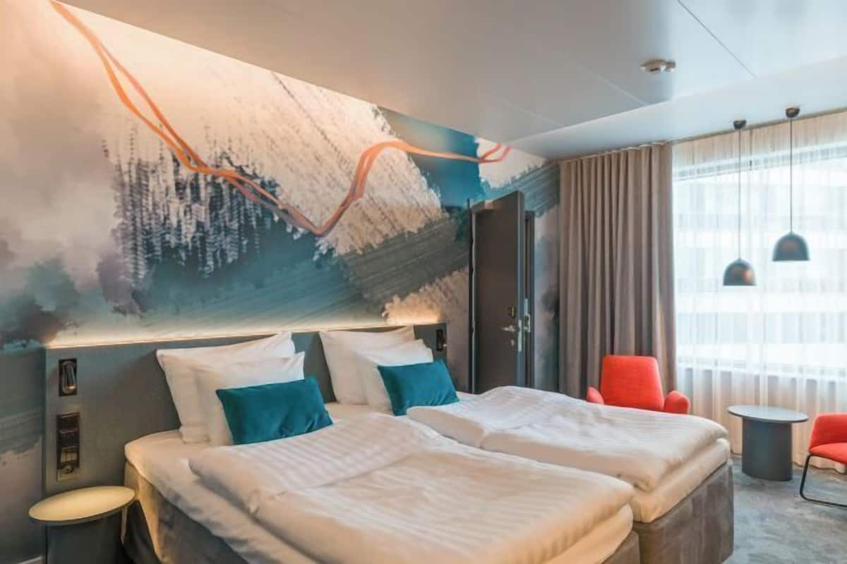 Minibar, caja de seguridad en la habitación y escritorio
