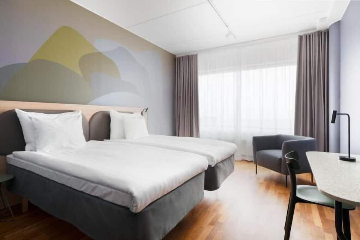 Minibar, safe på rommet, skrivebord og skrivebord for bærbar PC