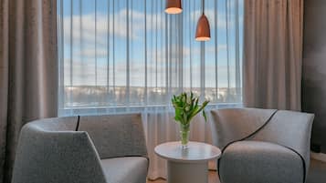 Minibar, caja de seguridad en la habitación y escritorio