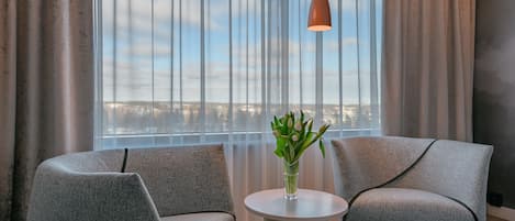 Minibar, värdeförvaringsskåp på rummet och skrivbord