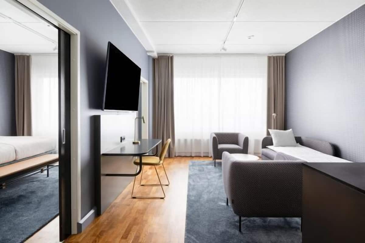 Minibar, caja de seguridad en la habitación y escritorio