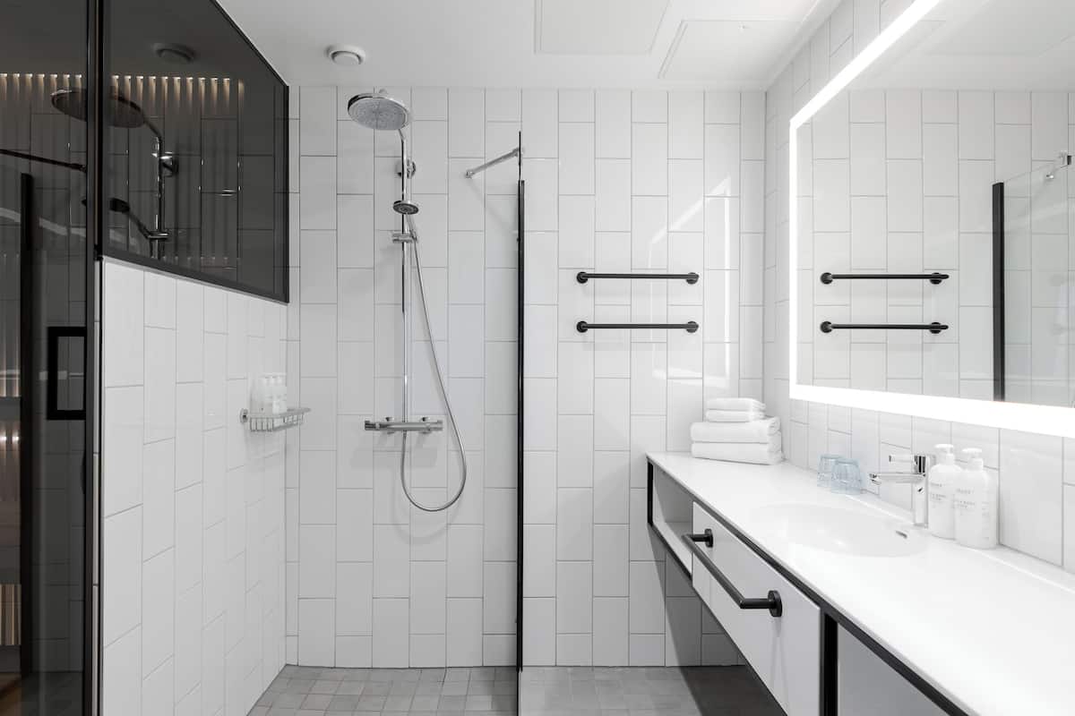suite | bathroom | free toiletries, hair dryer, bidet, towels