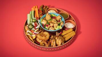 Un plato de nachos con diversos ingredientes y acompañamientos.