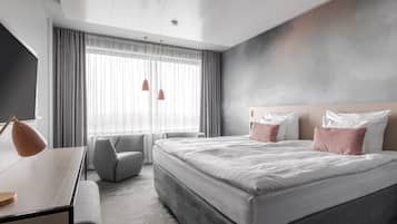 Een minibar, een kluis op de kamer, een bureau, een laptopwerkplek