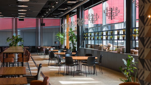 Petit déjeuner buffet (22 EUR par personne)