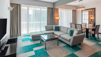 Căn hộ, 2 phòng ngủ (Creek Side) | 1 phòng ngủ, minibar, két bảo mật tại phòng, bàn
