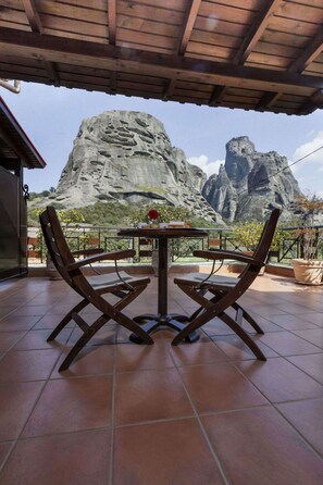 Double or Twin Room (Meteora View) | Premium bedding, in-room safe, desk, iron/ironing board - Dellas Boutique Hotel (Kalabaka)