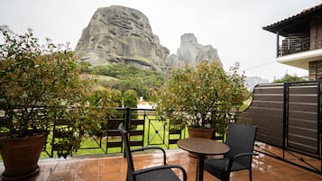 Double or Twin Room (Meteora View) | Terrace/patio
