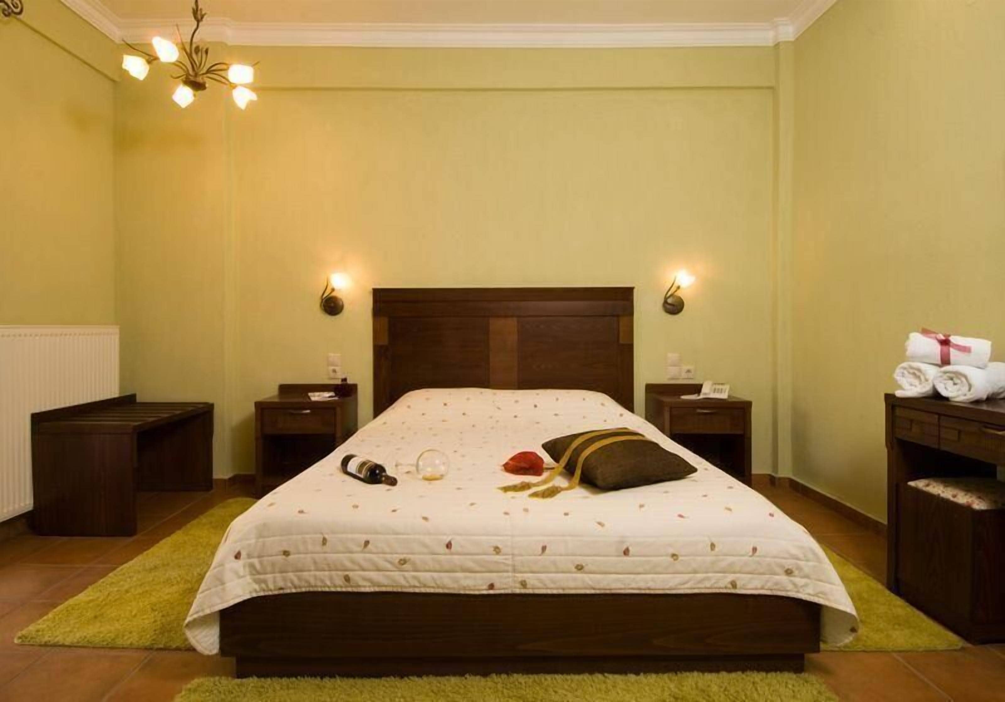 Ropa de cama de alta calidad y caja de seguridad en la habitación 