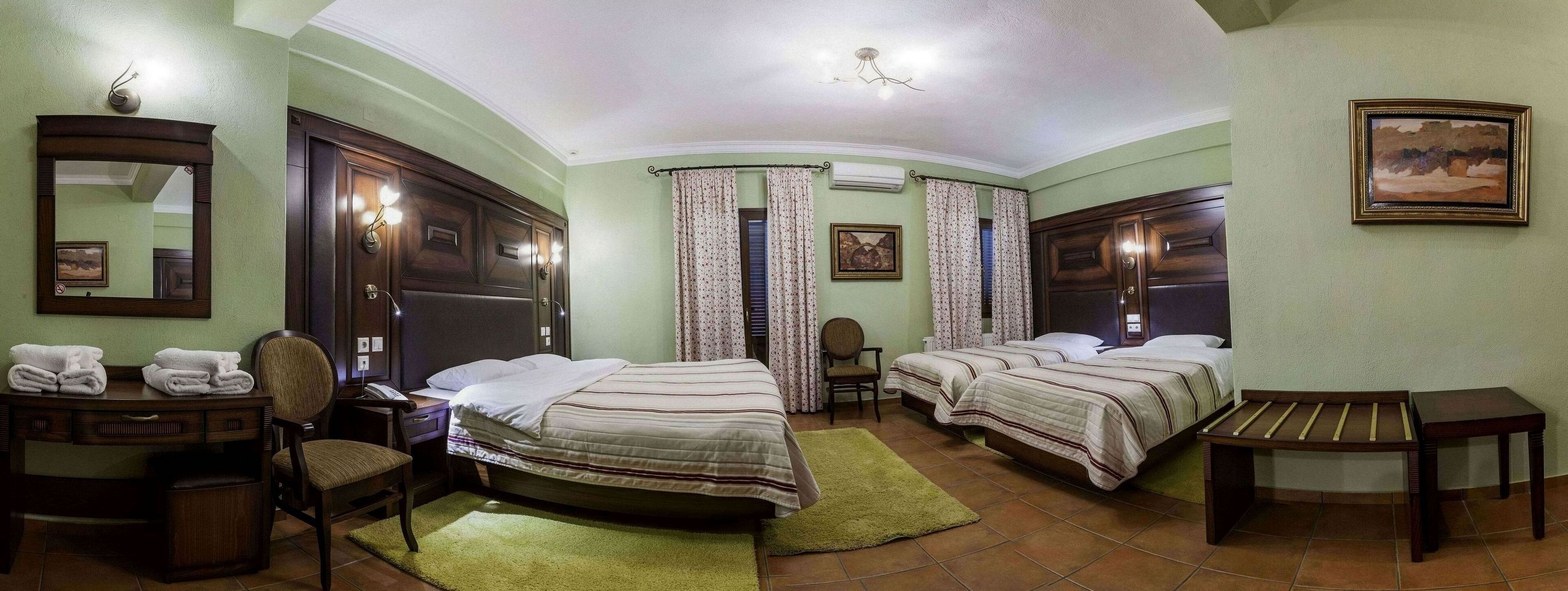 Habitación familiar (Meteora View) | Ropa de cama de alta calidad y caja de seguridad en la habitación 