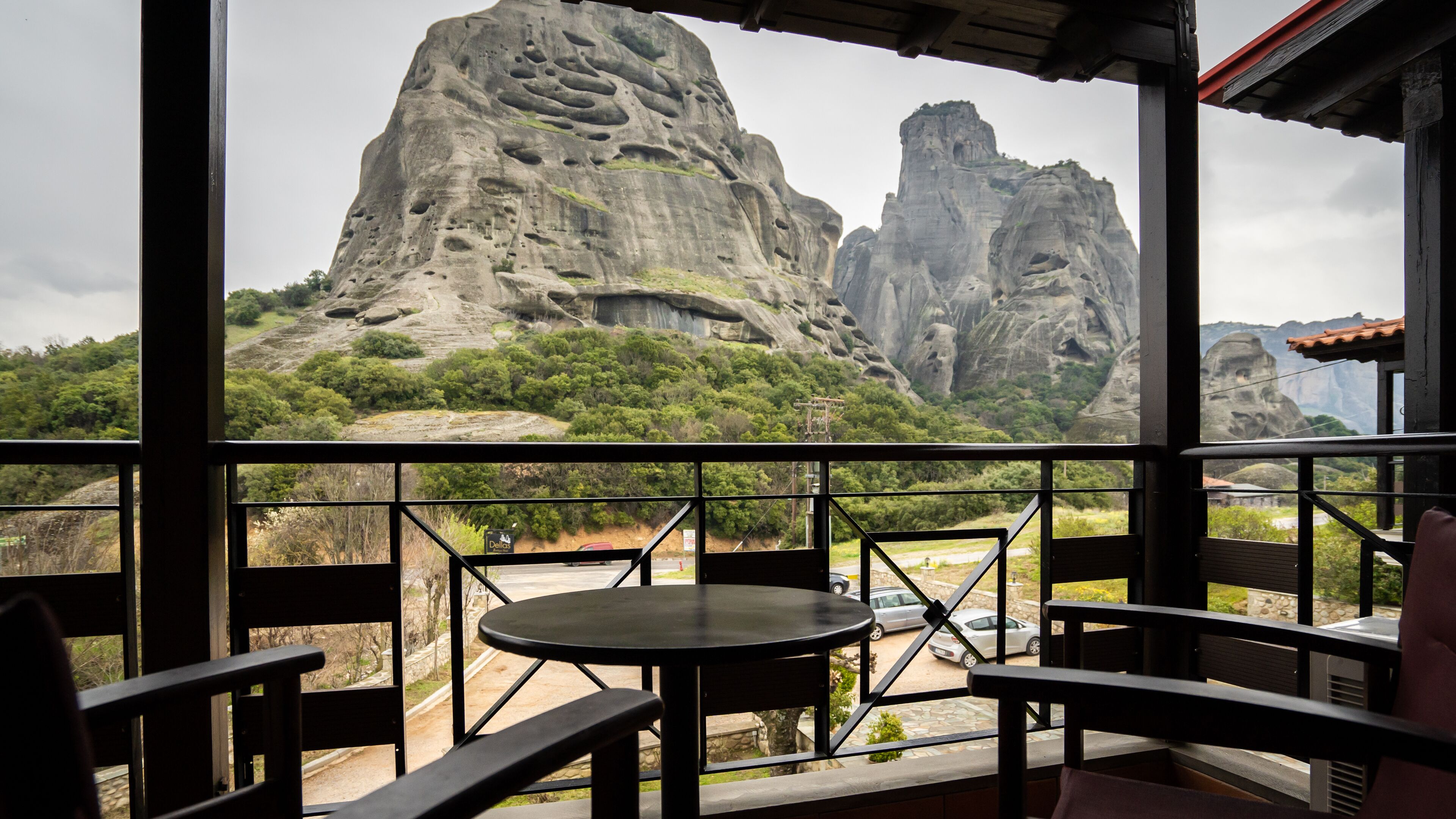 Un balcón con vistas a montañas escarpadas y un cartel que dice 'Dallas'.