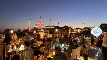 2 restaurantes, é servido café da manhã