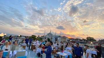 2 restaurantes, é servido café da manhã