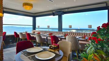 2 restaurants, breakfast served