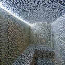 Een sauna, een bubbelbad, een stoombad, een Turks bad/hammam