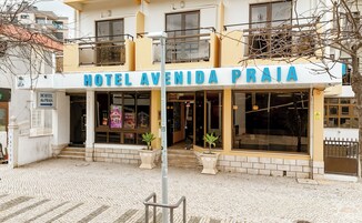 Um hotel chamado "HOTEL AVENIDA PRAIA", com uma placa indicando a presença de um albergue nas proximidades.