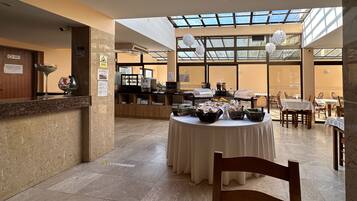 Daily continental breakfast (EUR 8 per person)